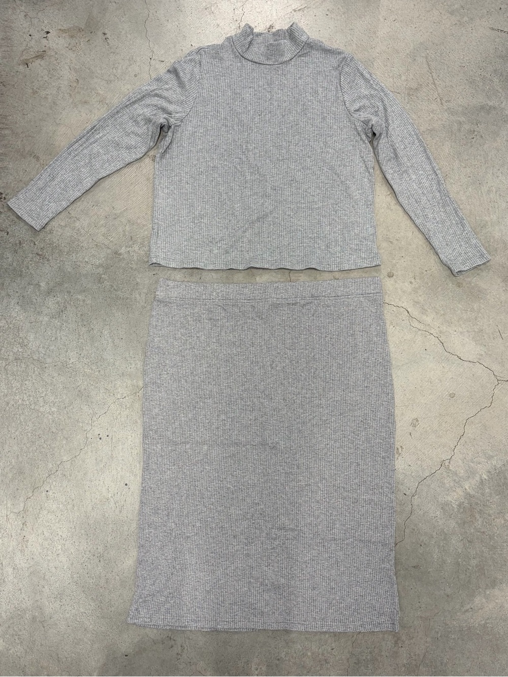 Time and Tru Light Gray Ribbed Knit Two-Piece Set